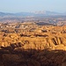Die Badlands der Desierto de Gorafe im Abendlicht. Im Hintergrund die Berge der Sierra de Cazorla.