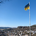 Blick von Burg Gerolstein, über Gerolstein zur Munterley, mit ukrainischer Flagge