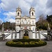 Die im Zickzack geführte Treppe überwindet mit 581 Stufen 116 Meter Höhenunterschied bis zum eigentlich Vorplatz der Kirche. Über dem Vorplatz erhebt sich Bom Jesus do Monte, eine der schönsten Wallfahrtskirchen Portugals. 