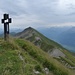 Gipfelkreuz des Schongütsch, 2320 m.ü.M. und Blick zum Brienzer Rothorn, 2350 m.ü.M.
