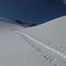Die Aufstiegsspur führt durch eine Mulde.