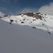 Unterhalb des Grates des Ostgipfels sieht man einen aperen Bereich.