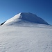 Eine Skispur führt auf diesen namenslosen Gipfel