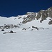 Rechts der Bildmitte die Schneerinne, in der ich zum Gipfelgrat aufsteigen werde.