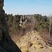 Die Fünffingerfelsen. Der rechte Felsen ist der Daumen, welcher völlig frei und ca. 20 m hinter den anderen steht. Die  Perspektive lässt den Abstand ganz verschwinden.
