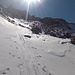 Die Aufstiegsspur führt in steiniges Gelände.