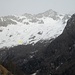 Uno sguardo all’indietro verso le montagne dell’alta Valle dei Ratti; nel cerchietto giallo il Bivacco Primalpia.
