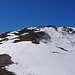 Da die Nordostflanke vom Bärenhorn so wenig Schnee hat, habe ich die letzten 100 Hm zu Fuss absolviert. Weiter rechts könnte man aber schon mit Skis hoch steigen.