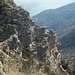 Il versante selvaggio e roccioso che scema dalla cima del Doss dei Corvi...