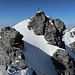 Die Traverse vom "Vorgipfel" aus gesehen. Links wäre das Kabel unter dem Schnee.