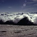 Der Sattel (Punkt 2798) kurz vor dem Gipfel ist erreicht. Die Wolkenobergrenze liegt bei ca. 2'600 Meter.