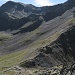 la trincea vista dalla quota 2680 e il percorso degli alpini che sale a destra