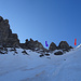 Wer den Skigipfel avisiert, steigt in die rot markierte Scharte auf. Wer das Türmlihorn nur umrunden will, kann auch die blau Scharte wählen (s. Tourenportal).