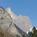 Mächtige Felswände ragen über St.Luziesteig 1700 m hoch über das Tal in den Himmel.