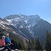Das Wanderteam bei den Hütten auf Matan