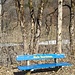 Blau die Busse und blau die Bänkli - eineinhalb Stunden wohlverdiente Siesta im idyllischen Blautannen