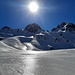 eigenartige Schneebeschaffenheit - in den Nordhängen ist der gesamte Schnee mit einer dünnen Eisschicht überzogen