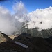 Dossenhütte am Nachmittag, gesehen vom Tossengrat. Dammastock und Sustengebiet in Wolken