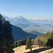 Blick auf das Rheintal und die dunstige Alpenkulisse beidseits der Landesgrenze