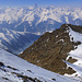 Gipfelpanorama nach NW zum Klein Blinnenhorn: über dem vorderen Blinnental und dem Goms von links u.a. Gross Wannenhorn, Finsteraarhorn, Lauteraarhorn und Wetterhörner