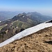 Gipfelausblick über Balmberg zum Rüttelhorn - mit beachtlichen Schneeresten ...