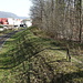 Blick zurück auf dem schmalen Pfad entlang der Schienen