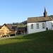 Das schön renovierte Gasthaus Kapellhof und die Kapelle in Rüeterswil SG