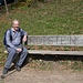 Wir wandern gemütlich und geniessen ab und zu ein Bänkli
