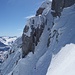 Der Schnee wirkt kompakt, ist aber so ziemlich das Gegenteil davon. In diesen Felsen verirrten wir uns. Also nach dem Biwak um den Felsen rum, hoch und dann rechtshaltend weiter.