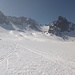 Auf dem Gletscher steigen gerade zwei Skitourengeher auf.