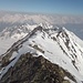 Blick von der Nachbarerhebung des Gipfels über den Ostgrat