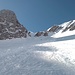 Zwei Skitourengeher sind oberhalb von mir zu sehen.