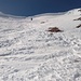 Seht steil geht es zu Fuß hinauf, die Skier am Rucksack befestigt.