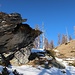 Nach dem Wald geht es in der sonnendurchfluteten Südseite weiter bergan.