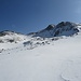 Blick zur Skiroute zum Piz Urezza, wo unterhalb der anzugehenden Scharte kaum Schnee liegt