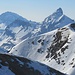 Zoomaufnahme: ganz rechts der Namensgeber des Bergkamms, auf dessen höchstem Punt ich stehe