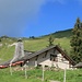 schön gelegen - und geschmackvoll gebaut, die Alp (und Wirtschaft) Le Temeley