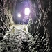 una caverna senza uscita e dislocata in posizione distante sia dal percorso di salita che dal fondo valle.