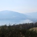 Über den Lago Maggiore schaut man zum Mottarone.