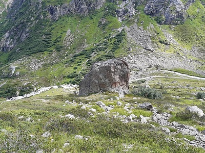 Der Kugelte Stein muss noch für eine kurze 3er Kletterei herhalten.