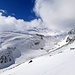 Links liegt das Skigebiet von Bivio - noch bis Ostern in Betrieb, bevor der höchste Ort der Gemeinde Surses in den "Sommerschlaf" fällt