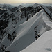 Blick vom Gipfel des Stieregrats zur nächsten Scharte und die obere Schrägrampe. Dahinter von rechts u.a. Widdergalm, Schafarnisch und Schibe, darüber rechts der Niesengrat, links die Stockhornkette, am Horizont im Dunst rechts die Berner, links die Zentralschweizer Alpen