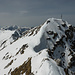 Letzte Schritte auf dem verwächteten Gipfelgrat zur Kaiseregg: über Teuschlismad rechts u.a. Vanil Noir, links Dent de Savigny und Dent de Ruth