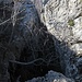 La curiosità di questa cresta sta nei continui fenomeni di erosione carsica, che impongono "saltini" e saliscendi continui da roccia a roccia.