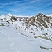 <b>Alla testata della valle la pendenza raggiunge i 33°. Per raggiungere la Bocchetta d’Era (2539 m), devo superare ancora 200 m di dislivello. Devo zigzagare a destra e a sinistra, alla ricerca di placche di neve un po’ più dura, che mi facilitino l’avanzata. L’annata con scarse precipitazioni si manifesta con numerose rocce e sassi emergenti. Grazie alle ciaspole posso comunque aggirarli senza dover allungare eccessivamente il percorso. </b>