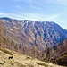 Abstieg ins Val Fümegn. Im Hintergrund Pianchina (2028 Meter).