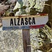Ein altes Schild weist den Weg aus dem Val Fümegn nach Alzasca.