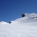 In der Scharte (linke Bildhälfte) erreicht man die Strubelegga und steigt nun wieder mit Ski zum Steghorn auf.