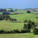 Blick auf die S-Küste und typische Landschaft der Azoren. Erinnert stark an Irland.