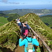 Und das ist der Grund: Instagram-Schlangestehen am populärsten Aussichtspunkt der Azoren.